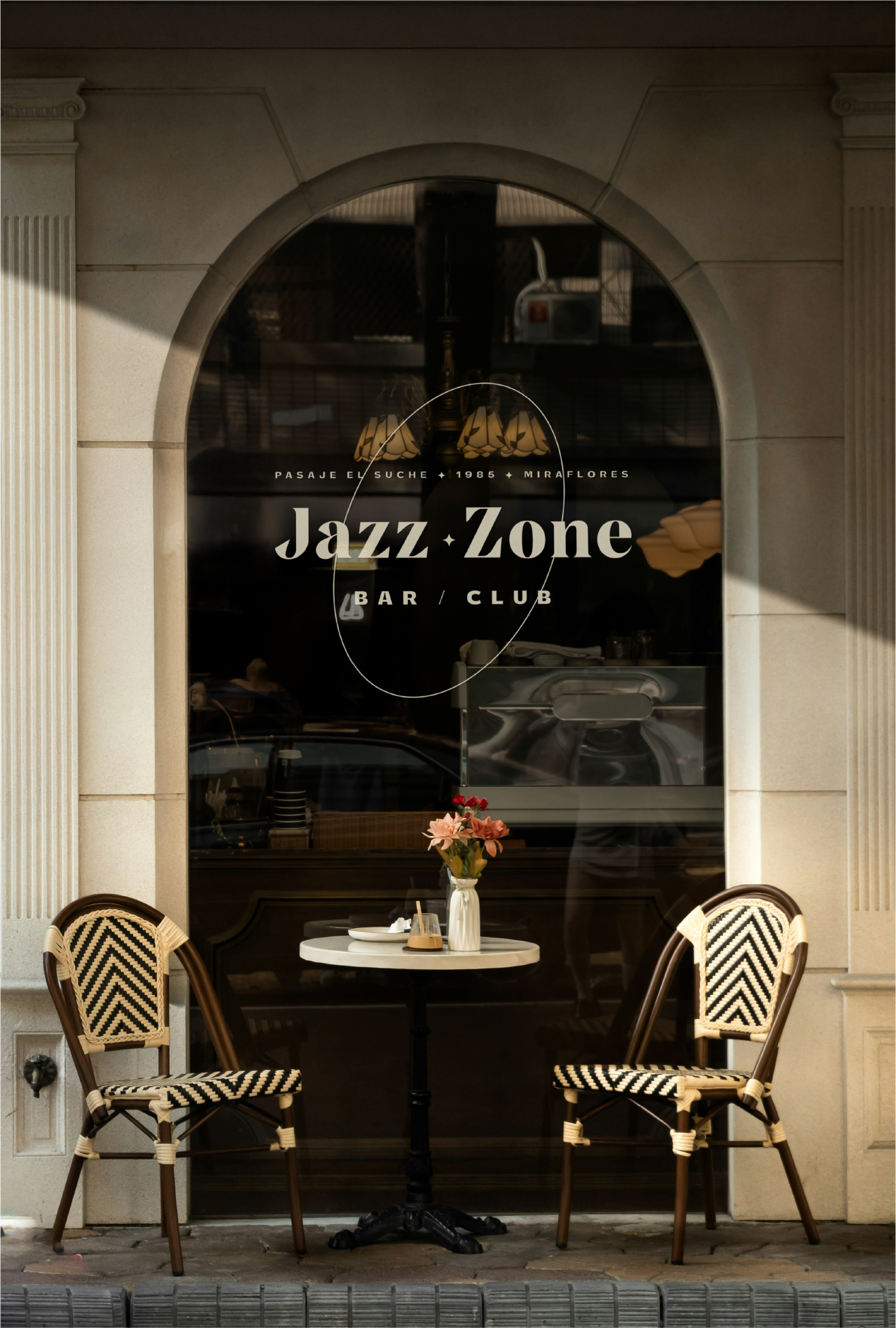 Aplicación del logotipo Singular en fachada