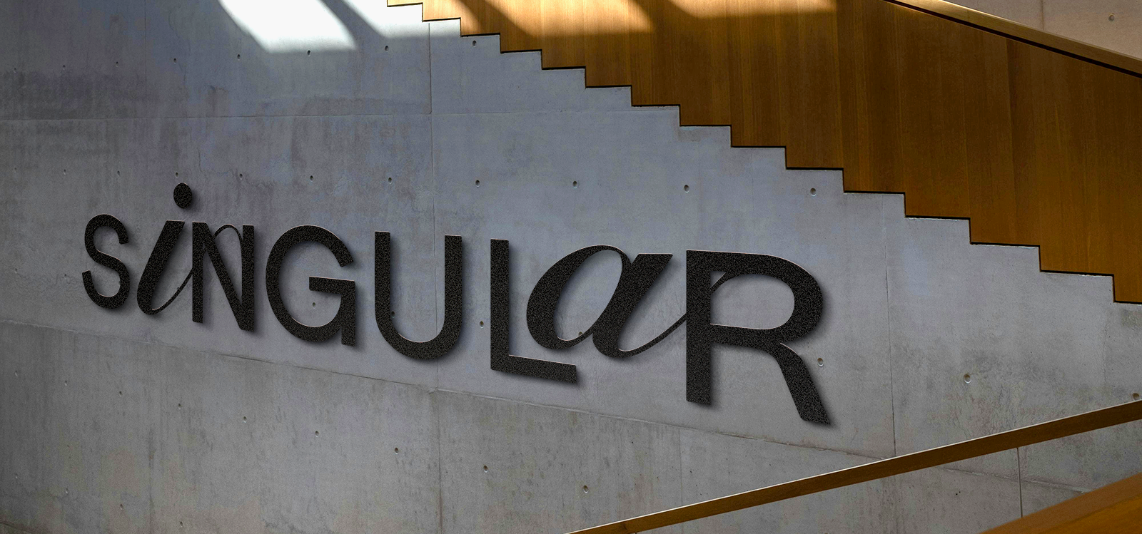 Singular — señalética y logotipo en muro de hormigón
